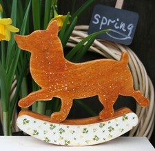 Dekofigur aus Holz Corgi Hund auf Schaukel 15x16 cm Schaukeltier Frühlingsdeko