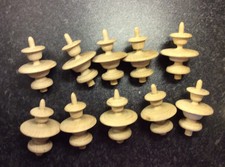 Restposten/Konvolut von zehn hölzernen letzten Uhrknöpfen