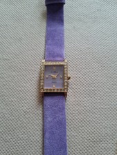 Le Chat Damen Quarzuhr. lila Wildleder Effekt Armband, Gold Strass Case