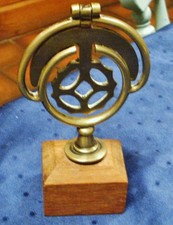 EIN SELTENES MUSTER ANTIKER SWINGER AUF HOLZ AUSSTELLUNGSSTÄNDER - PFERDMESSING