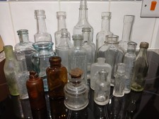 Restposten 22 x VINTAGE GLASFLASCHEN - verschiedene Farben & Größen - Requisiten Bühnenset?
