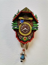 Sehr schöne kleine Schwarzwälder Uhr mit Schaukelpuppe 