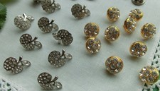 Bastelmaterial 19x Pin Anstecker Brosche Apfel Blume Metall Strass Rohlinge