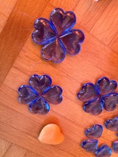 Deko 1 rotes Stoffherz, 18 kl. blaue Herzen, 1 orange Herz, 2 Glasröhrchen Salz