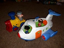 2 Spielzeuge - Flugzeug Fisher-Price / Little People und Musikzug