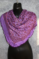 HALS TUCH LILA GEMUSTERT MIT KÜGELCHEN ABGESCHLOSSEN CA. 100 x 100 CM 