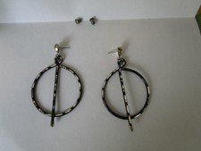 SCHÖNE LANGE OHRHÄNGER OHRRINGE  SCHWARZ SILBER RUND AUS METALL 6,5 CM LANG 