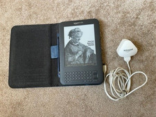 Amazon Kindle E-Reader 3. Generation WLAN mit blauer Hülle und Ladegerät. Graphit