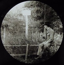 Glas Magic Lantern Slide Victorian Gent sitzt auf dem Zaun c1890 Foto