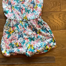 Bunter Kurz Jumpsuit von TU Größe 134 mit vielen bunten Schmetterlingen