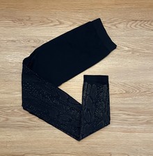 Schwarze blickdichte Leggins mit Muster-Details Gr. M / L