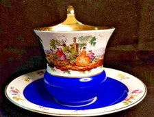 KPM Berlin Prunktasse mit Watteau Malerei, blau glasiert 1. Wahl  !!!