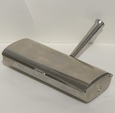 Vintage Edelstahl Krume Sammler Rolle auf Tisch und sammelt Krümel