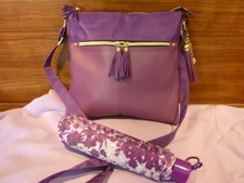 kleine neue lila Tragetasche mit Reißverschluss und Regenschirm