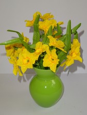 Vase grün Glas mit künstlichen Osterblumen Blumenvase Tischvase RARITÄT