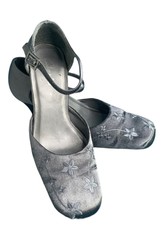 Clarks Satin grau RIEMCHEN SCHUHE floral bestickt Design Größe 4 kostenlose p&p