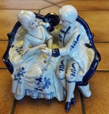 Porzellan Deko Figur " Mann und Frau auf dem Sofa " MADE IN TAIWAN ca.15 x 14 cm