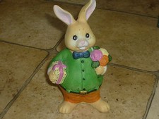 Osterhasenmann -  mit Geschenk und Blumenstrauß in der Hand   - ca. 13 cm groß  