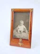 Alter Fotorahmen Jugendstil Bilderrahmen mit Kinderfoto um 1900, Holz und Metall