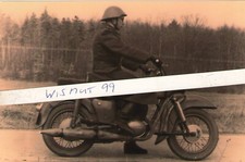 NVA-Foto DDR Oldtimer VEB IFA Motorrad Krad MZ ES 250 Soldat mit Stahlhelm