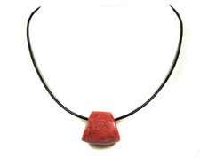 Bezaubernde Lederkette / Halskette mit Anhänger aus echten Korallen