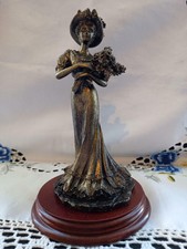 Leonardo 1994 'Sommerstrauß' Figur auf Holzsockel.  Bronzebeschichtete Farbe.