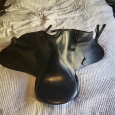 Hintermayer Dressursattel 18 Zoll, Kammerweite 3,5 in sehr gutem Zustand