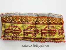 Ethnostoff, Perlenbestickter Nomadenstoff, gelb mit Autos, 31 x 13 cm