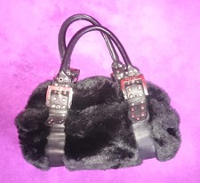 Handtasche Umhängetasche Plüsch Nieten Reißverschluss schwarz Gothic