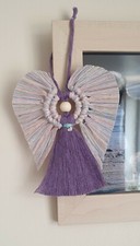 Schöner handgefertigter Makramee-Engel. Einhorn Design, Herz Charm. Wandhängegeschenk