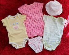 5 Tlg. Bekleidungspaket Mädchen Gr.62/68 Mehrfarbig- 3x Bodys, 1x Sommer Hut