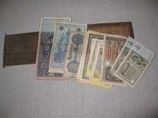 Alte Holzschachtel mit Geldscheinen