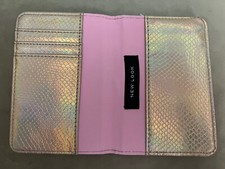 Neu Look rosa Pass Etui Abdeckung / Monochrom Effekt. Gebraucht, aber guter Zustand