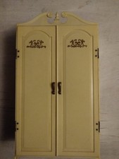 Sindy/Barbie Louis Marx Kleiderschrank & 2 Kleiderbügel 