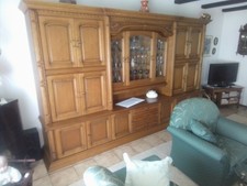 Großer Holzschrank mit Vitrine, 3 Schubladen und 14 Fächern