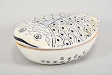 L49O24- Karlsruher Majolika Keramik Deckeldose, Fischform 