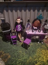 Ever After High Raven Queen Puppe & Destiny Vanity/Getting fairste Bundle