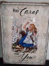 Alice im Wunderland Blechschild Vintage Style sagt "wer interessiert sich für Sie?"