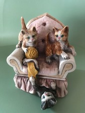 Figurengruppe - spielende Katzen auf Sessel - NIGRI Italy - Kunststein