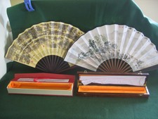 Zwei große Vintage verpackt orientalische chinesische klappbare Handventilatoren Holzrahmen 24 Zoll breit