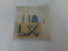 Schriftzug Emblem Logo LX Orig Ford 6898851 93BB16098BA Chrom Effekt Kleber Rück