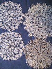 Vier antike  Spitzendeckchen , hauchfeine Kunststrickarbeit - Leinen