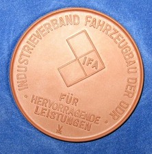 IFA - Medaille im Etui - "FÜR HERVORRAGENDE LEISTUNGEN" - Durchmesser: 6,5 cm