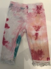 Süße Weiße Capri mit Batiklook / Kurze Hose/ 3/4 Leggings  mit Spitze / Größe 92