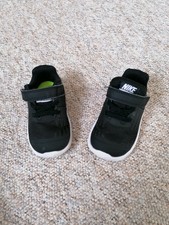 Nike Kinder Schuhe Sportschuhe Hausschuhe schwarz Größe 19.5 top Zustand 