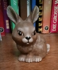 Süßer Hase Tierfigur Osterhase sitzend aus Keramik handbemalt