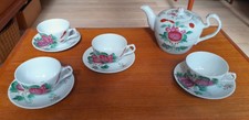Teeservice Ostfriesische Rose:  Teekanne und 4 Tassen mit Untertasse