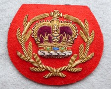 Militär Tuch Abzeichen, Krone auf rotem Hintergrund, breite ist 7cms.