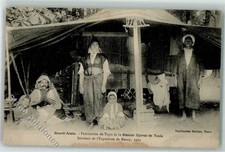 39136986 - Tunis Arabische Gourbi Webrahmen Mann Frau Kind Zelt Teppich