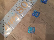 80. GEBURTSTAG BANNER X 3 UND 6 HÄNGENDE ZAHLEN